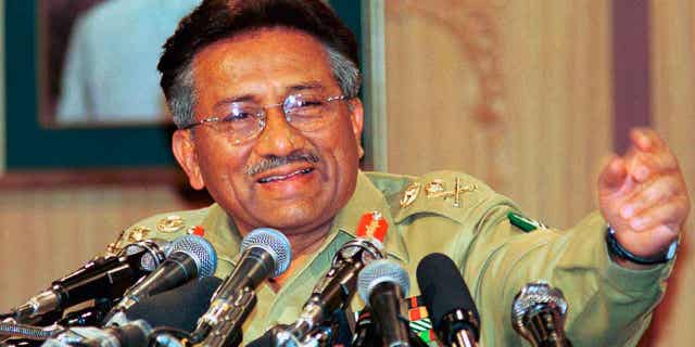 Mantan Presiden Pakistan Pervez Musharraf memberi isyarat pada konferensi pers pada 23 Maret 2000, di Islamabad. Musharraf telah meninggal pada usia 79 tahun. Pemakamannya diadakan pada hari Selasa.