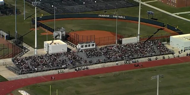 El martes, los estudiantes y miembros del personal de Parrish Community High School fueron evacuados durante una amenaza de bomba.