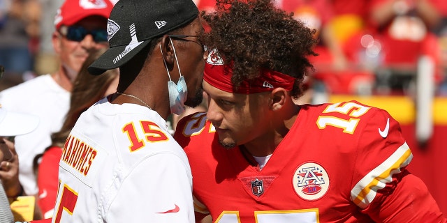 El mariscal de campo de los Kansas City Chiefs, Patrick Mahomes, abraza a su padre antes del partido contra Los Angeles Chargers el 26 de septiembre de 2021 en el Arrowhead Stadium en Kansas City, Missouri.