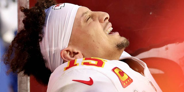 Chiefs' Patrick Mahomes Re-aggravates Ankle In Super Bowl, Limps Off ...