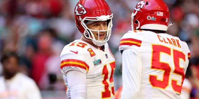 Patrick Mahomes #15 y Frank Clark #55 de los Kansas City Chiefs conversan en la cancha antes de jugar contra los Philadelphia Eagles en el Super Bowl LVII en el State Farm Stadium el 12 de febrero de 2023 en Glendale, Arizona.