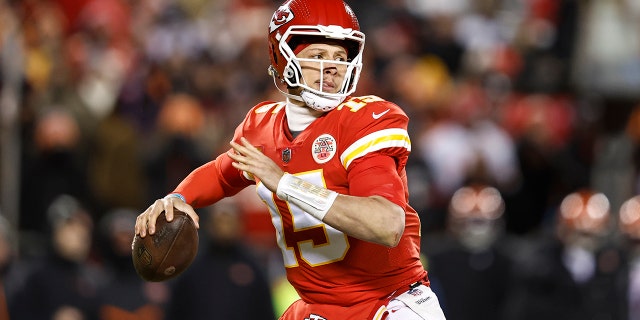 Patrick Mahomes, de los Kansas City Chiefs, pasa el balón durante el partido de campeonato de la AFC contra los Cincinnati Bengals en el GEHA Field del Arrowhead Stadium el 29 de enero de 2023 en Kansas City, Mo.