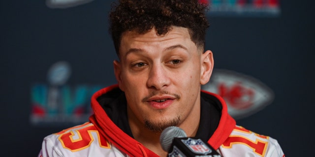 El mariscal de campo de los Kansas City Chiefs, Patrick Mahomes, habla con los medios de comunicación antes del Super Bowl LVII en Phoenix, Arizona, el martes 7 de febrero de 2023.