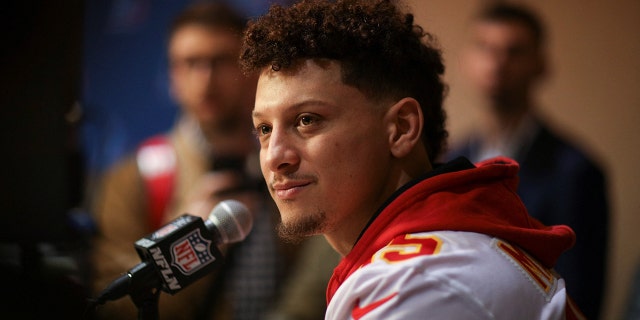 El mariscal de campo de los Kansas City Chiefs, Patrick Mahomes, habla con los periodistas antes de enfrentarse a los Philadelphia Eagles en el Super Bowl LVII, en Scottsdale, Arizona, EE. UU., el 7 de febrero de 2023.