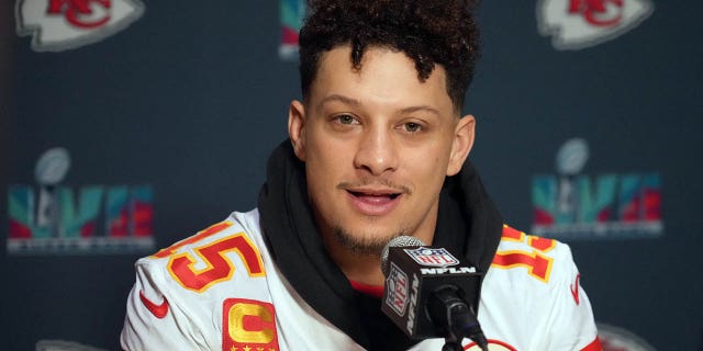 El mariscal de campo de los Kansas City Chiefs, Patrick Mahomes, habla con los medios durante una conferencia de prensa del Super Bowl LVII en el Hyatt Regency en Gainey Ranch en Scottsdale, Arizona, el 9 de febrero de 2023.