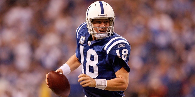 Indianapolis Colts'un 18 numaralı oyun kurucusu Peyton Manning, 16 Ocak 2010'da Indianapolis'te Lucas Ollie Stadyumu'nda oynanan bir AFC Divisional Playoff maçında Baltimore Ravens'e karşı ikinci yarıda pas vermek istiyor.