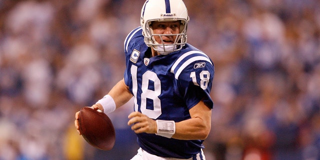 El mariscal de campo de los Indianapolis Colts, Peyton Manning, No. 18, busca pasar el balón en la segunda mitad contra los Baltimore Ravens durante el partido de la eliminatoria divisional de la AFC en el Lucas Oli Stadium el 16 de enero de 2010 en Indianápolis.