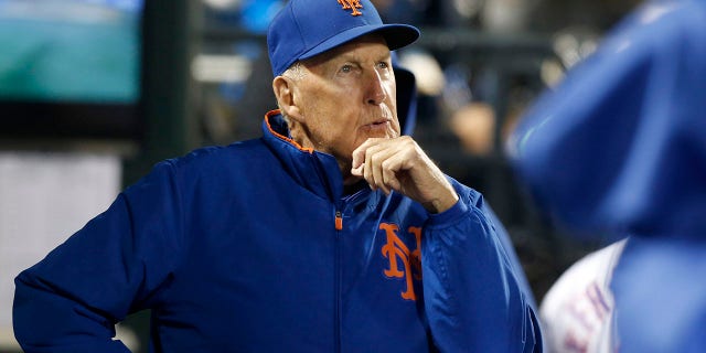 El entrenador de lanzamiento Phil Regan de los Mets en un juego contra los Filis de Filadelfia en el Citi Field el 6 de septiembre de 2019 en la ciudad de Nueva York.
