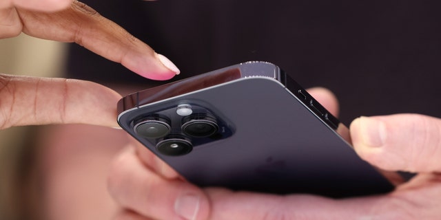  Peserta memeriksa iPhone 14 Pro baru selama acara khusus Apple pada 7 September 2022 di Cupertino, California.