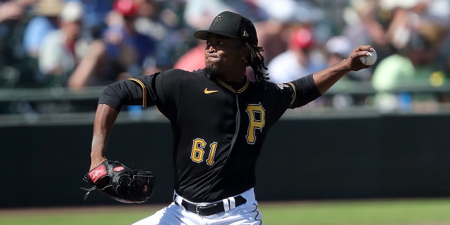 El lanzador de los Piratas de Pittsburgh, José Hernández (61), lanza un lanzamiento al plato durante el juego de entrenamiento de primavera entre los Filis de Filadelfia y los Piratas de Pittsburgh el 27 de febrero de 2023 en LECOM Park en Bradenton, Florida.