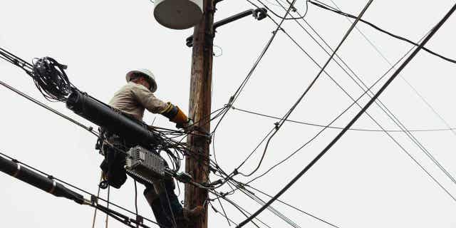 Der Stromausfall betrifft über 350.000 Einwohner in ganz Ohio 2 Ein Lineman arbeitet daran, die Stromversorgung in Nachbarschaften wiederherzustellen. Über 170.000 Einwohner in Ohio sind ohne Strom, nachdem am Samstag, dem 25. März, starke Winde über den Mittleren Westen gezogen sind.