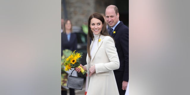 Several royal experts believe that Prince William and his wife Kate Middleton will keep their distance from the Sussexes during coronation weekend.