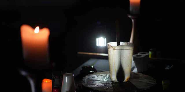 Psychedelische Kirchen werden in Amerika immer beliebter, da die Vorteile von Ayahuasca weiterhin untersucht werden 2 Ein leerer Krug steht auf einem Altar während einer Ayahuasca-Zeremonie, die am 14. Oktober 2022 von der Hummingbird Church in Hildale, Utah, veranstaltet wird.