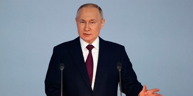 Presiden Rusia Vladimir Putin memberi isyarat saat menyampaikan pidato kenegaraan tahunannya di Moskow pada Selasa, 21 Februari 2023.