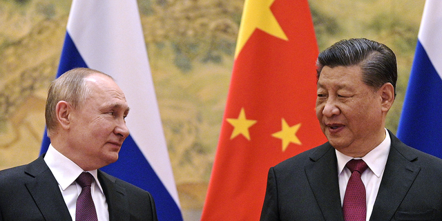 DATEI: Der chinesische Präsident Xi Jinping (rechts) und der russische Präsident Wladimir Putin sprechen während ihres Treffens in Peking, China, am 4. Februar 2022 miteinander.
