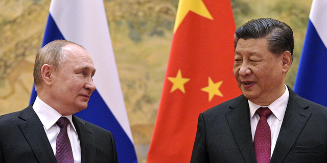 DATEI: Der chinesische Präsident Xi Jinping (rechts) und der russische Präsident Wladimir Putin sprechen während ihres Treffens in Peking, China, am 4. Februar 2022 miteinander.