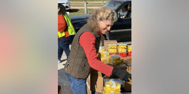 Rep Donna Howard volunteering at a food drive