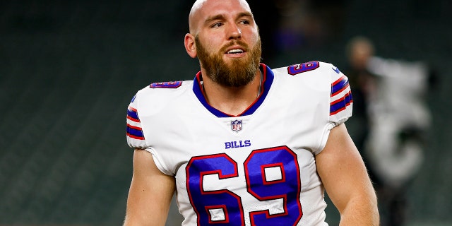 Reid Ferguson de los Buffalo Bills se estira antes de un partido contra los Bengals en el Paycor Stadium el 2 de enero de 2023 en Cincinnati, Ohio.