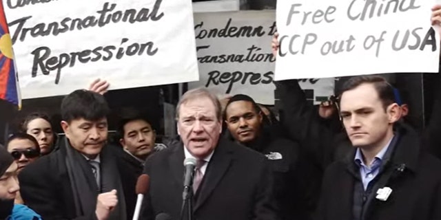 Perwakilan Republik Richard Dunn berdiri di samping Gallagher dan Torres pada konferensi pers tentang gangguan PKC di AS