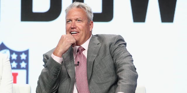 El exentrenador de la NFL y analista de ESPN Rex Ryan de "Cuenta regresiva del domingo de la NFL de ESPN" habla en el escenario durante la parte de ESPN de la gira de prensa de la Asociación de Críticos de Televisión de Verano de 2017 en el Hotel Beverly Hilton el 26 de julio de 2017 en Beverly Hills, California.