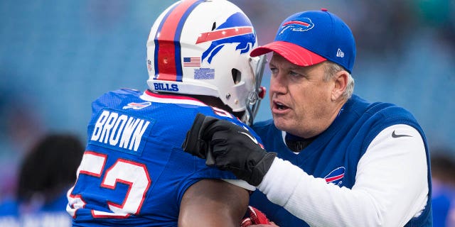 El entrenador en jefe de los Buffalo Bills, Rex Ryan, abraza a Zach Brown antes de un partido contra los Miami Dolphins el 24 de diciembre de 2016 en el New Era Field en Orchard Park, NY. 