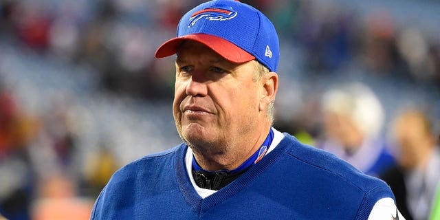 El entrenador en jefe Rex Ryan de los Buffalo Bills sale del campo después de un partido contra los Miami Dolphins en el New Era Field el 24 de diciembre de 2016 en Orchard Park, Nueva York 