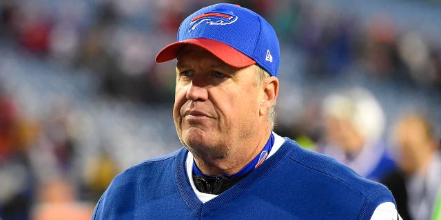 El entrenador en jefe Rex Ryan de los Buffalo Bills sale del campo después de un partido contra los Miami Dolphins en el New Era Field el 24 de diciembre de 2016 en Orchard Park, Nueva York