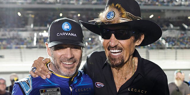 Jimmie Johnson y Richard Petty posan para fotos en el Daytona International Speedway el 16 de febrero de 2023 en Daytona Beach, Florida.