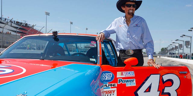 El miembro del Salón de la Fama de NASCAR, Richard Petty, se prepara para conducir una réplica de su Pontiac STP n.º 43 en el WWT Raceway el 3 de junio de 2022 en Madison, Illinois.