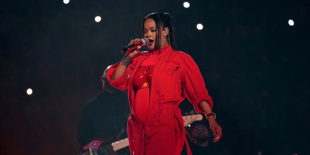 Rihanna, quien vistió de rojo para su primera presentación en vivo en siete años, sorprendió a los fanáticos cuando se reveló que estaba embarazada de su segundo hijo. 