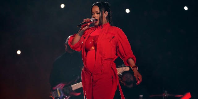 Rihanna, quien vistió de rojo para su primera presentación en vivo en siete años, sorprendió a los fanáticos cuando se reveló que estaba embarazada de su segundo hijo. 