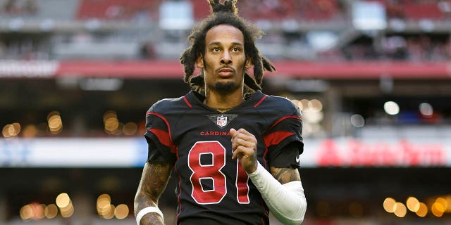 Cardinals Robbie Anderson se calienta antes del partido de los New Orleans Saints en el State Farm Stadium el 20 de octubre de 2022 en Glendale, Arizona.