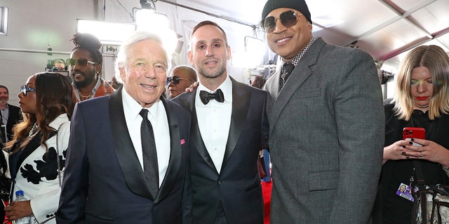 Robert Kraft, izquierda, Michael Rubin y LL Cool J asisten a la 65ª entrega de los premios Grammy el 5 de febrero de 2023 en Los Ángeles.