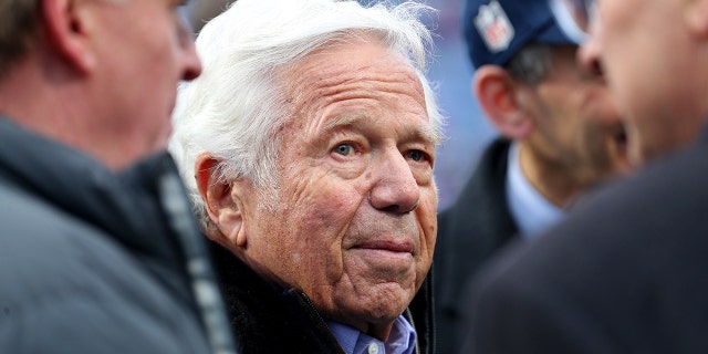 El director general y propietario Robert Kraft de los New England Patriots antes de un partido contra los Buffalo Bills en el Highmark Stadium el 8 de enero de 2023 en Orchard Park, NY