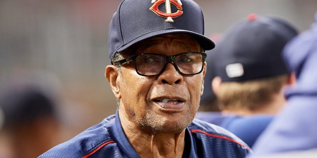 El jugador de cuadro del Salón de la Fama Rod Carew mira hacia el banquillo de los Mellizos de Minnesota durante el juego de interligas contra los Nacionales de Washington en Target Field el 10 de septiembre de 2019 en Minneapolis.