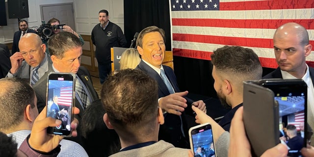 Gubernur Ron DeSantis berjabat tangan dengan para pendukung di sebuah acara di wilayah Kota New York di Staten Island setelah memberikan pidato tentang penegakan hukum.