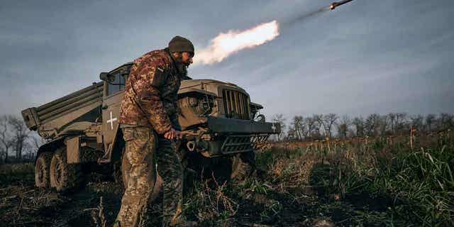 Peluncur roket ganda Grad militer Ukraina menembakkan roket ke posisi Rusia di garis depan dekat Bakhmut, wilayah Donetsk, Ukraina, Kamis, 24 November 2022