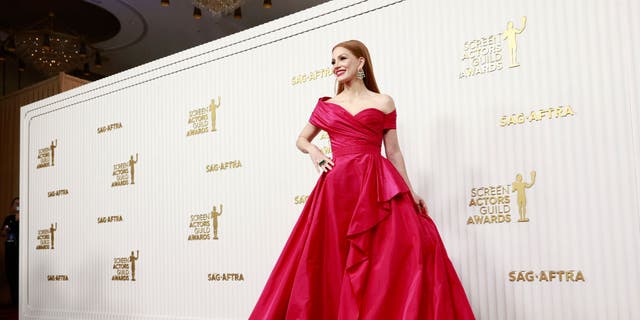 Jessica Chastain wore a stunning pink gown with a sweetheart neckline. 