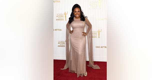 Sheryl Lee Ralph rocked a gorgeous nude dress with cape sleeves at the SAGs on Sunday. 