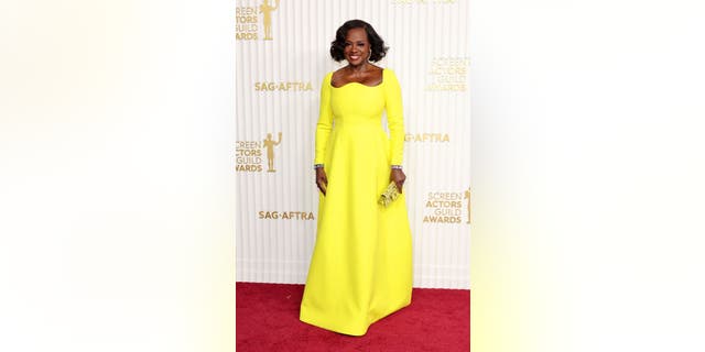 Viola Davis stood out from the crowded room in an electric yellow dress.