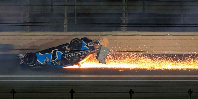 Sam Mayer da vueltas y resbalones con llamas durante la NASCAR Xfinity Beef Series. Es lo que hay para cenar. 300 en el Daytona International Speedway el 18 de febrero de 2023.