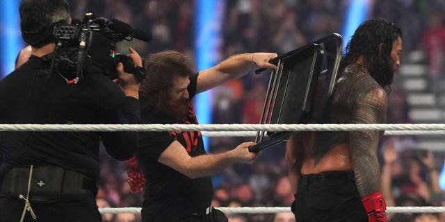 El campeón universal indiscutible de la WWE, Roman Reigns, es golpeado con una silla de acero por Sami Zayn durante el WWE Royal Rumble en el Alamodome el 28 de enero de 2023 en San Antonio.