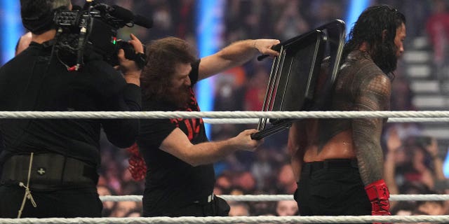 El campeón universal indiscutible de la WWE, Roman Reigns, es golpeado con una silla de acero por Sami Zayn durante el WWE Royal Rumble en el Alamodome el 28 de enero de 2023 en San Antonio.