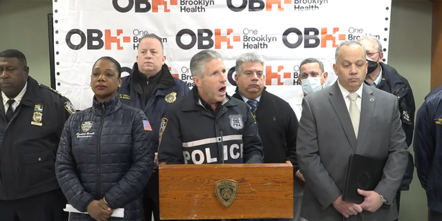 Patrick Lynch, presidente de la Asociación Benéfica de la Policía de la Ciudad de Nueva York (PBA), se dirige a los periodistas después del tiroteo de un oficial de policía fuera de servicio.