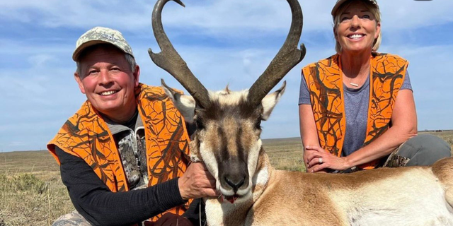 Senator Steve Daines, R-Mont., Dikunci dari akun Twitter-nya pada Januari setelah menambahkan gambar profil dari perburuannya.