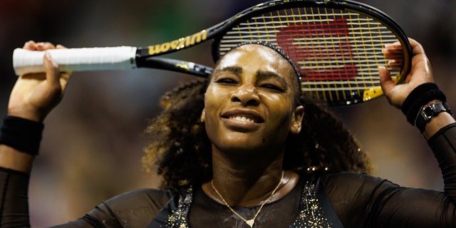 Serena Williams de los Estados Unidos luce frustrada durante su partido contra Ajla Tomljanovic de Australia en la tercera ronda de individuales femeninos en el US Open en el USTA Billie Jean King National Tennis Center el 2 de septiembre de 2022 en la ciudad de Nueva York.