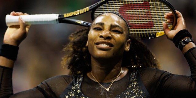 Serena Williams de los Estados Unidos luce frustrada durante su partido contra Ajla Tomljanovic de Australia en la tercera ronda de individuales femeninos en el US Open en el USTA Billie Jean King National Tennis Center el 2 de septiembre de 2022 en la ciudad de Nueva York.