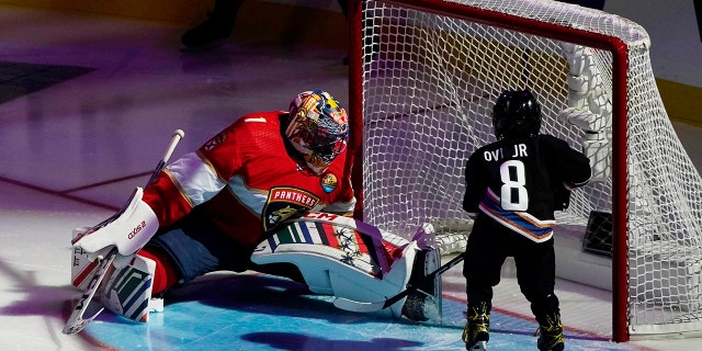 El ex portero de los Florida Panthers, Roberto Luongo, intenta detener un tiro al arco de Sergei Ovechkin, de 4 años, hijo de Alex Ovechkin, de Washington Capitals, durante la presentación All-Star Skills de la NHL el viernes 3 de febrero de 2023, en Sunrise. , Florida