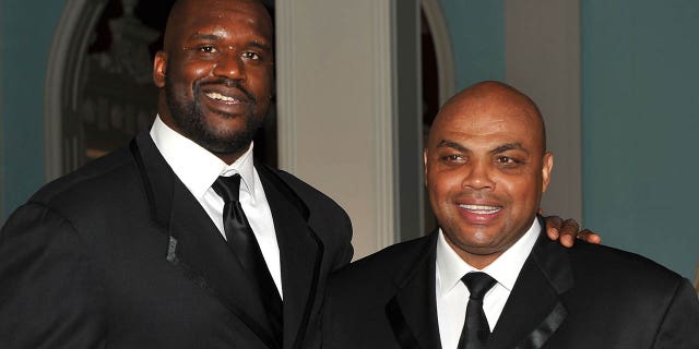 Shaquille O'Neal, a la izquierda, y Charles Barkley asisten a The Greenbrier para la ceremonia de apertura del Casino Club el 2 de julio de 2010 en White Sulphur Springs, West Virginia.