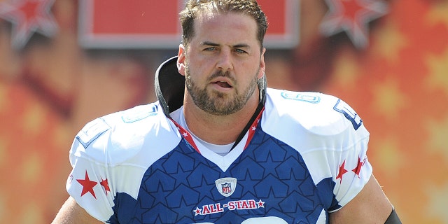 Shaun O'Hara of the New York Giants runs onto the field during NFC introductions before the NFL Pro Bowl at Aloha Stadium on February 8, 2009, in Honolulu. 